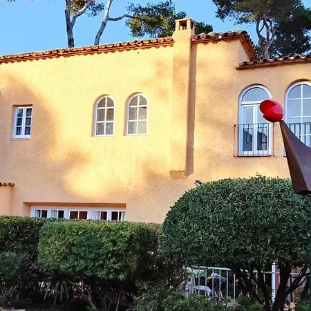 Casa Con Jardin A 30 Metros De La Playa. At. Holiday home